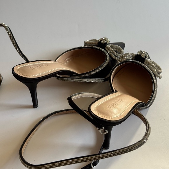 Bow heels. Satin finish. Size 10. - Picture 4 of 13